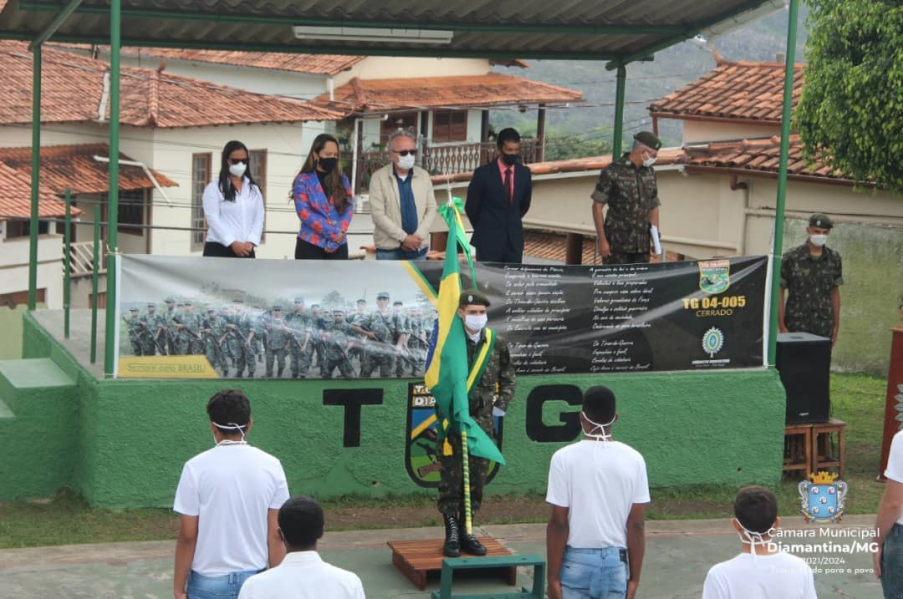 SOLENIDADE DE JURAMENTO A BANDEIRA NACIONAL E ENTREGA DO CERTIFICADO DE DISPENSA DE INCORPORAÇÃO AOS JOVENS DISPENSADOS DO SERVIÇO MILITAR