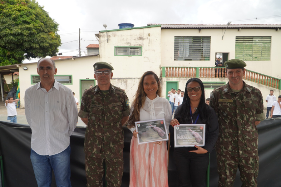 PRESIDENTE DA CÂMARA MUNICIPAL DE DIAMANTINA PARTICIPA DE SOLENIDADE DE JURAMENTO A BANDEIRA NACIONAL E ENTREGA DO CERTIFICADO DE DISPENSA DE INCORPORAÇÃO!