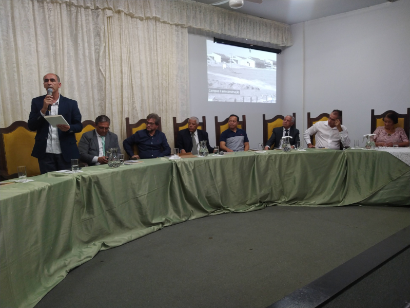 CÂMARA MUNICIPAL DE DIAMANTINA COMEMORA O LANÇAMENTO DA SEGUNDA EDIÇÃO DO LIVRO "CAMINHOS DO DESENVOLVIMENTO" EM EVENTO COMEMORATIVO AOS 18 ANOS DA UFVJM E 70 ANOS DO CURSO DE ODONTOLOGIA!