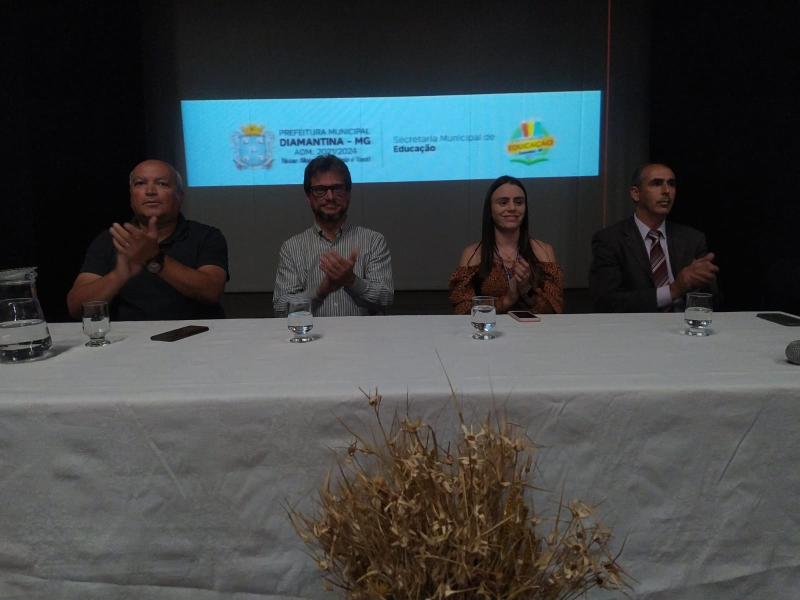 PRESIDENTE DA CÂMARA MUNICIPAL PRESTIGIA CERIMÔNIA DE POSSE DE NOVOS SERVIDORES MUNICIPAIS DA ÁREA DA EDUCAÇÃO QUE FORAM APROVADOS EM CONCURSO.