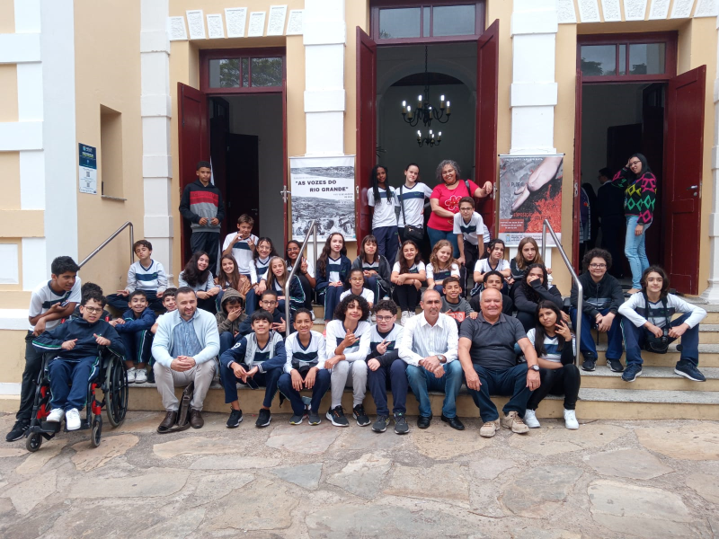 LÍDERES MUNICIPAIS PARTICIPAM DE VISITA COM OS ALUNOS DO COLÉGIO CENAS AO TEATRO SANTA IZABEL!