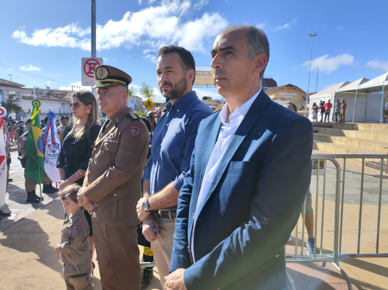 EVENTO DE 07 DE SETEMBRO: PRESIDENTE DA CÂMARA MUNICIPAL PARTICIPA DO HASTEAMENTO DAS BANDEIRAS E DESFILE CÍVICO!